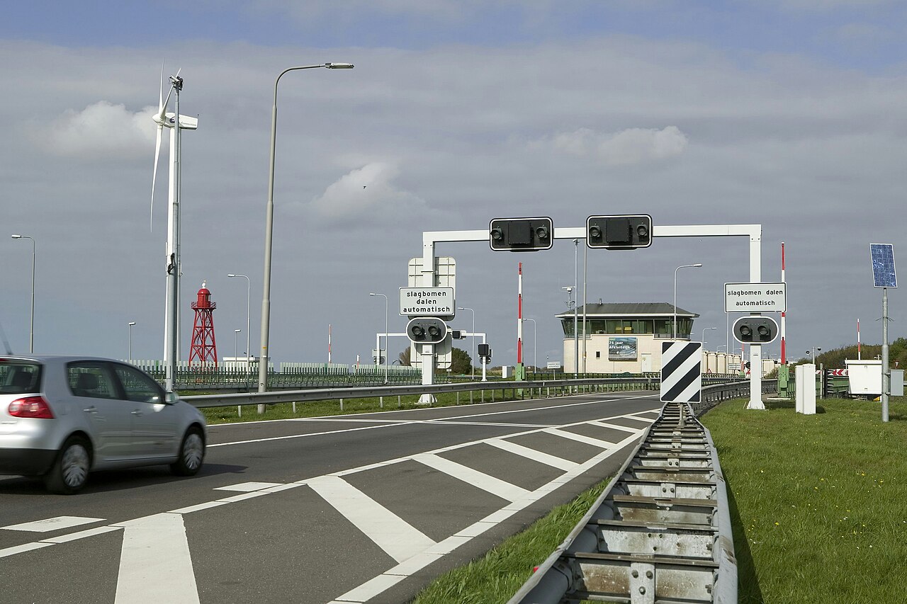 De Stevinsluizen en het begin van de Afsluitdijk bij Den Oever