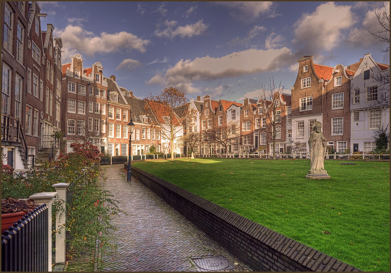 Huizen rond het stille Begijnhof in Amsterdam