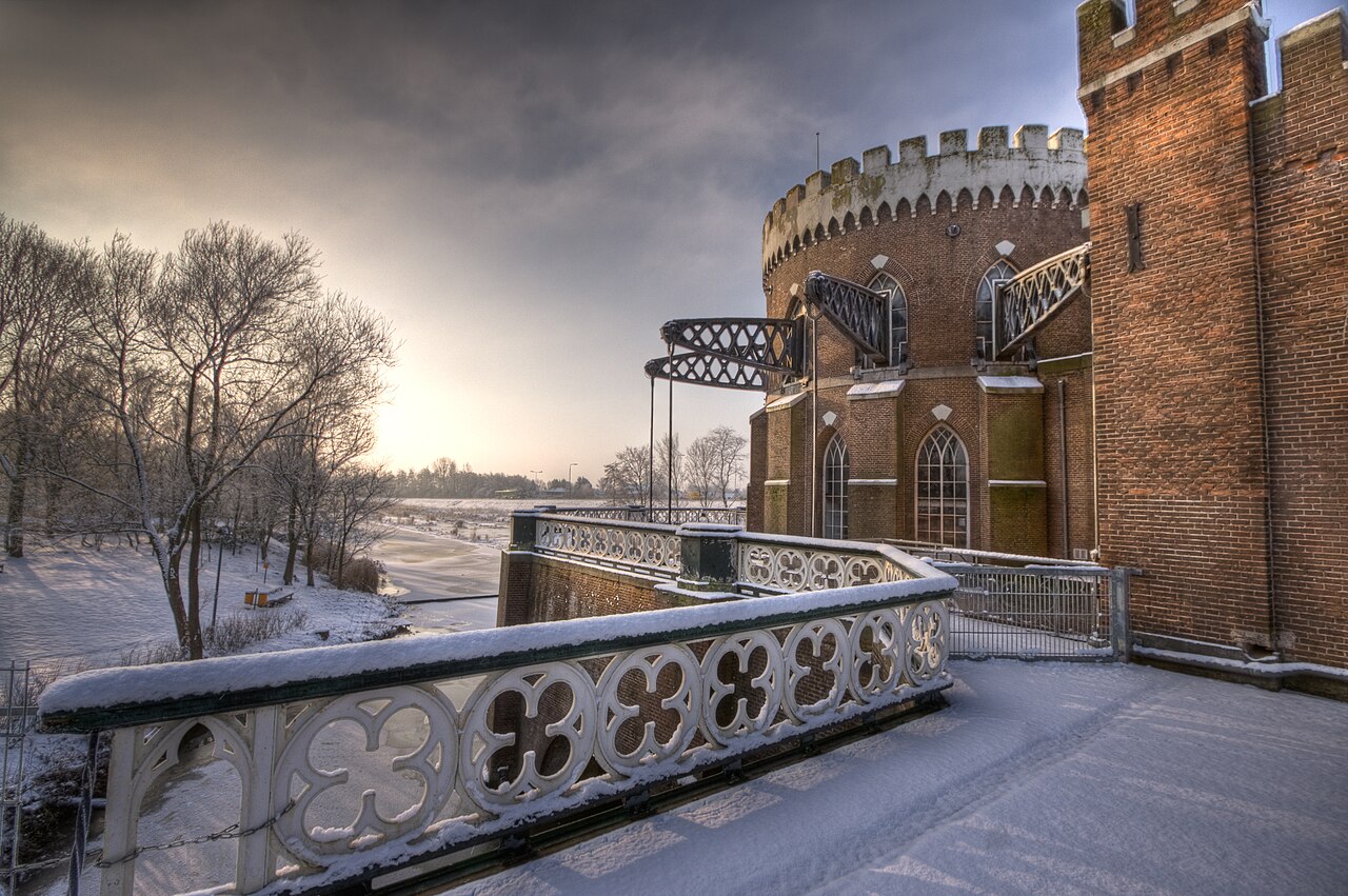 Gemaal De Cruquius met de ronde neogotische machinekamer, schoorsteen en uitstekende balansarmen