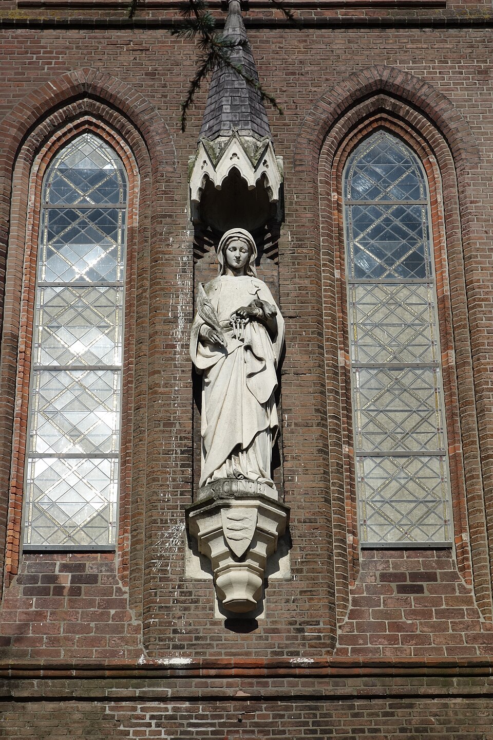 Beeld van Sint Cunera aan de gevel van de Sint-Cunerakerk in Nibbixwoud