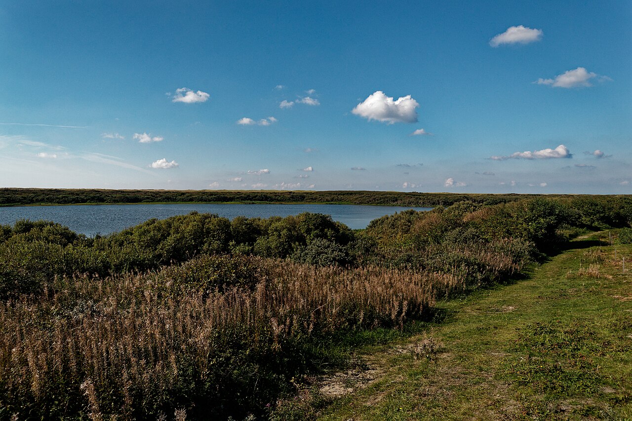 Uitgestrekt duinlandschap van De Muy op Texel met lage vallei, grasland en hoge duinruggen