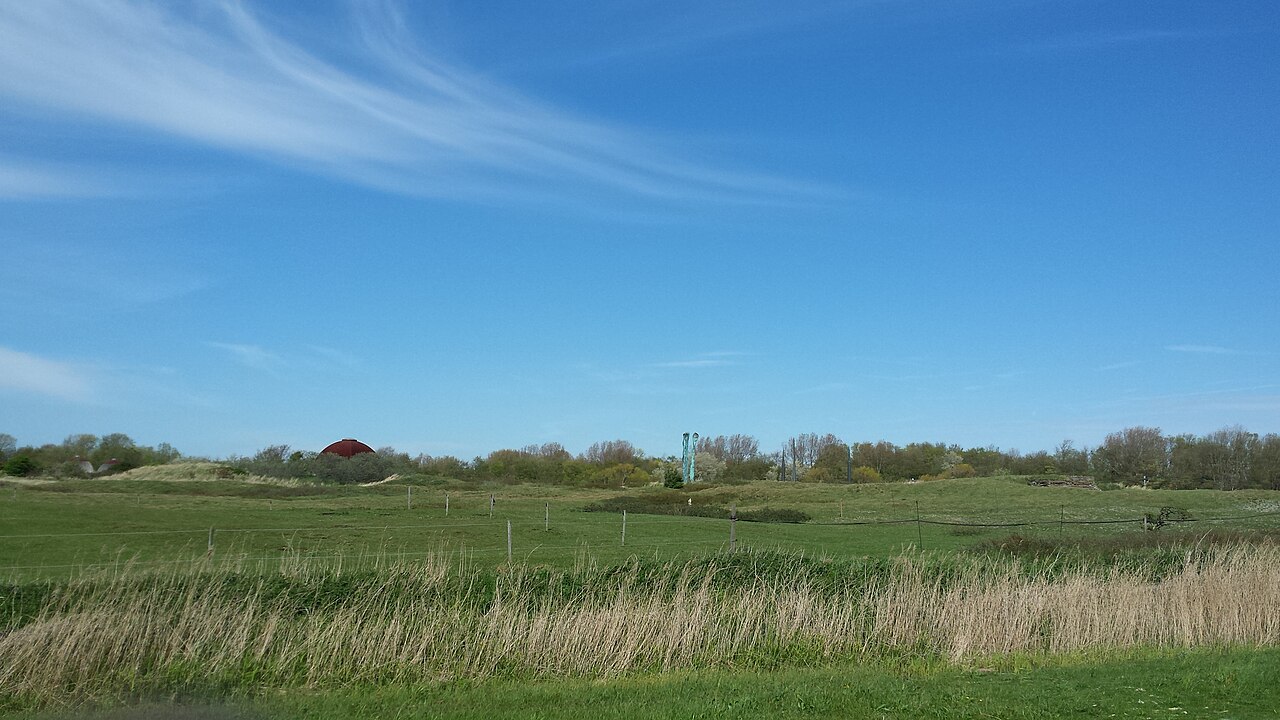 Het landschap van De Nollen bij Den Helder met gras, water, duinreliëf en kunstwerken van R.W. van de Wint