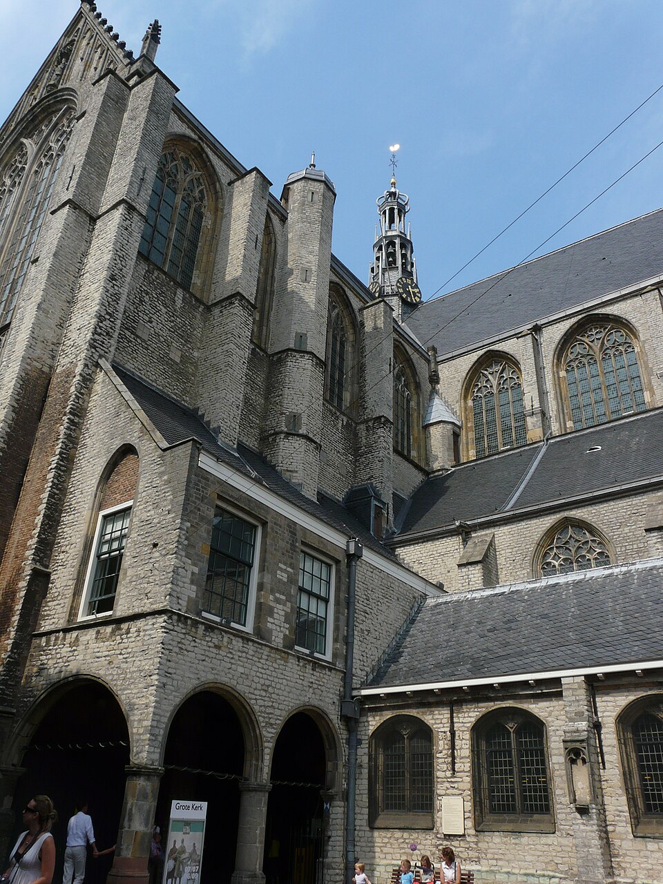 Grote Sint-Laurenskerk in Alkmaar gezien vanaf het kerkplein