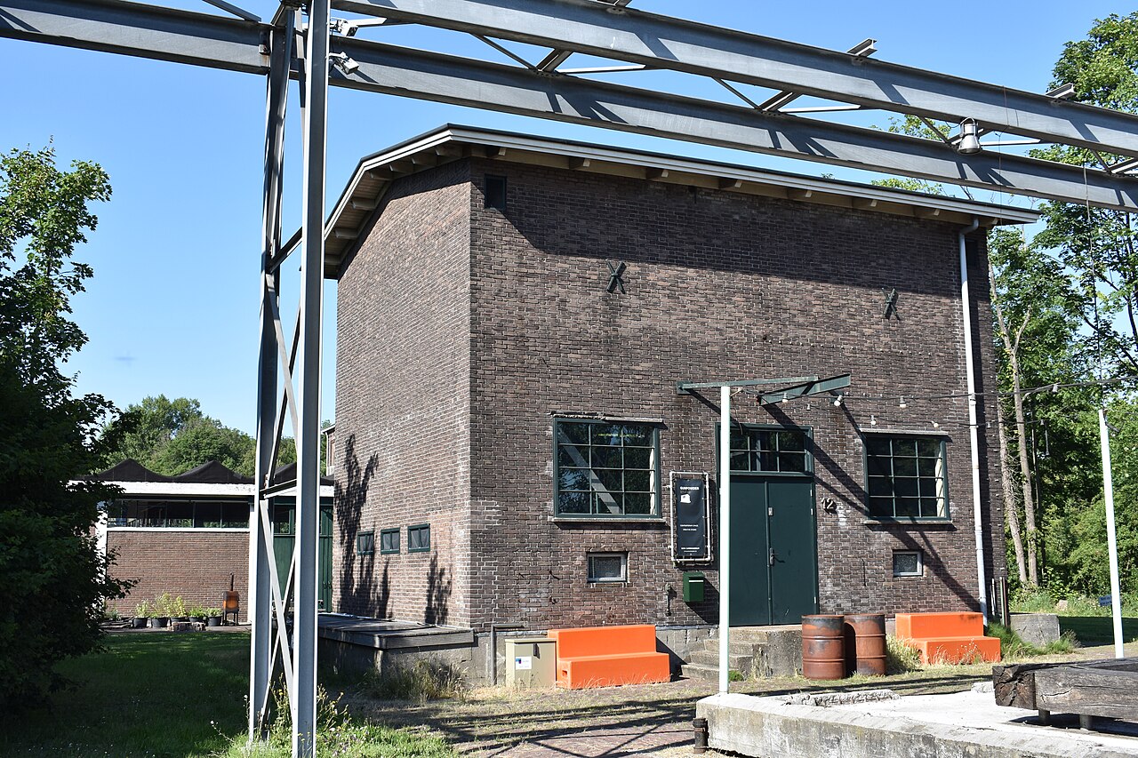 Voormalig industrieel gebouw op het Hembrugterrein in Zaandam