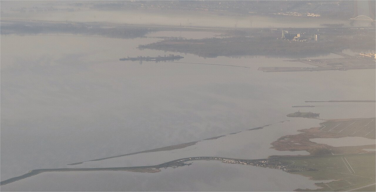 Uitzicht vanaf de Hoeckelingsdam over het IJmeer, met De Vijfhoek en de elektriciteitscentrale in de verte