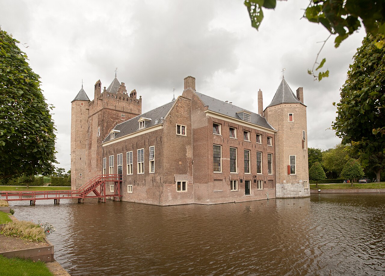 Slot Assumburg in Heemskerk, gezien over de gracht.