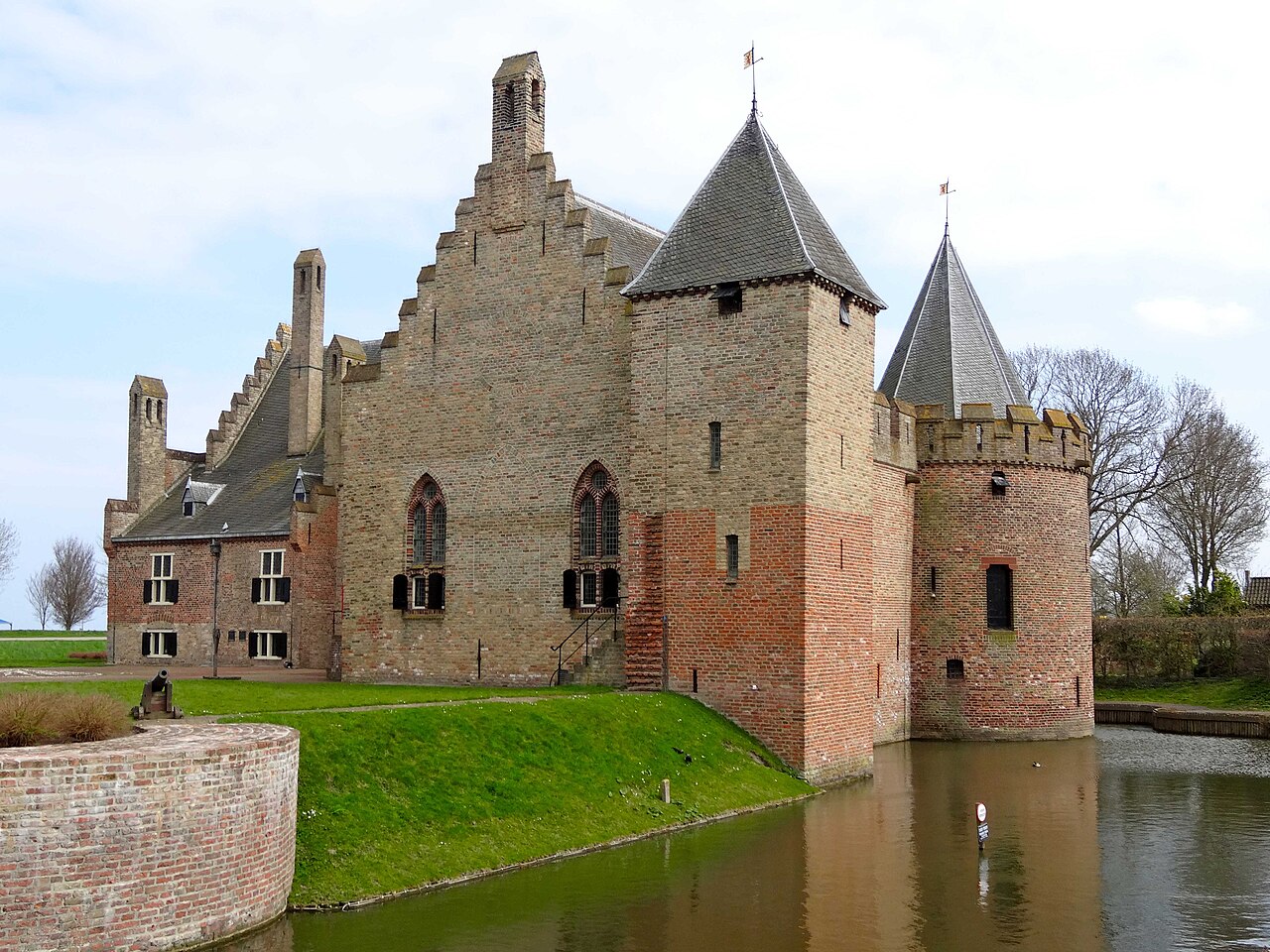 Kasteel Radboud in Medemblik, gezien vanaf de gracht.