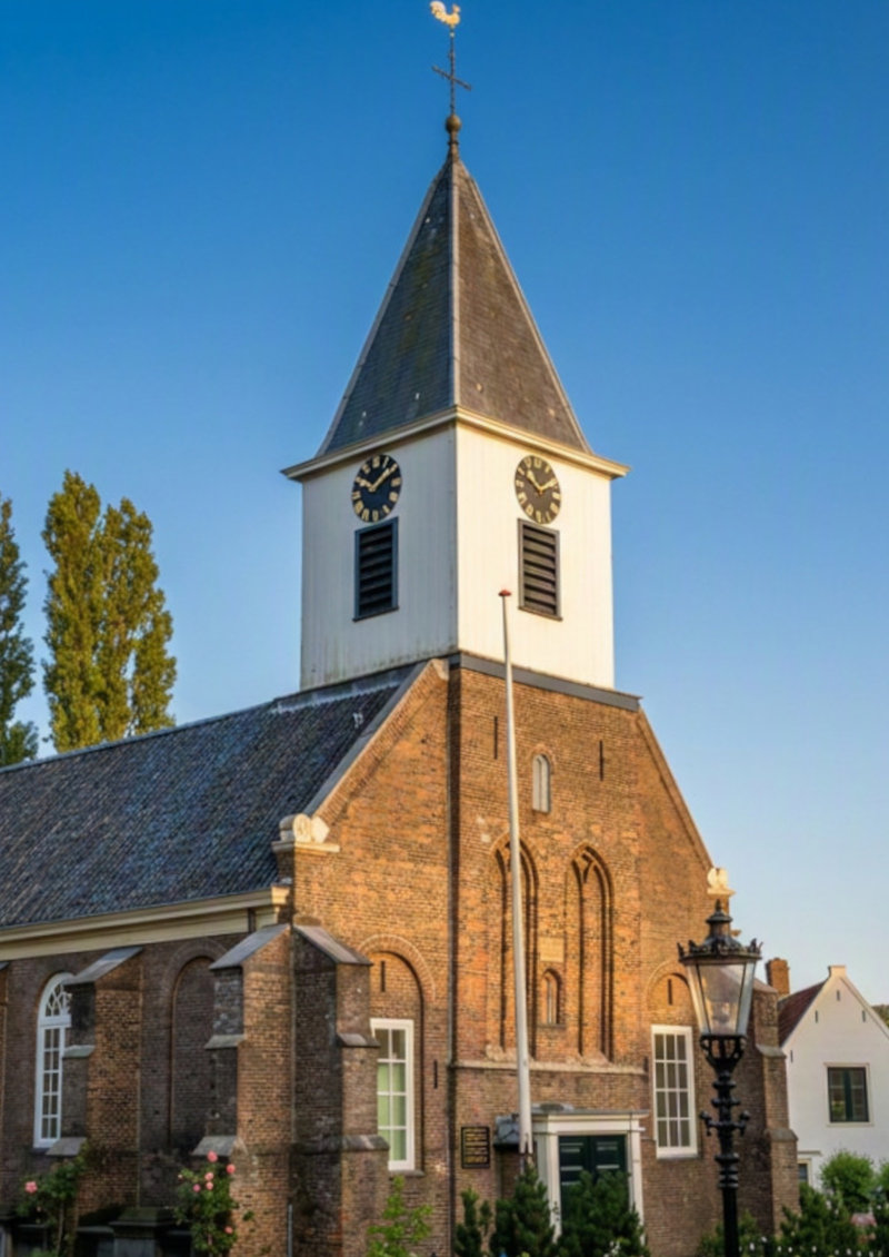 De Petruskerk in Oud-Sloterdijk, tussen oude dorpsbebouwing en moderne stad