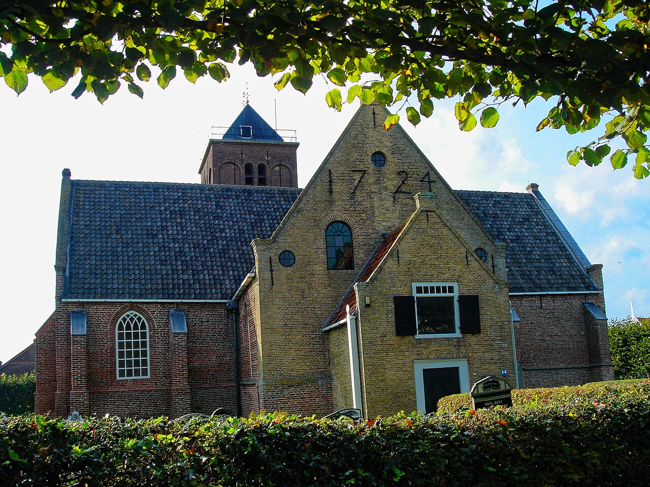 De Maartenskerk in Oosterend op Texel, gezien vanaf de Kerkstraat