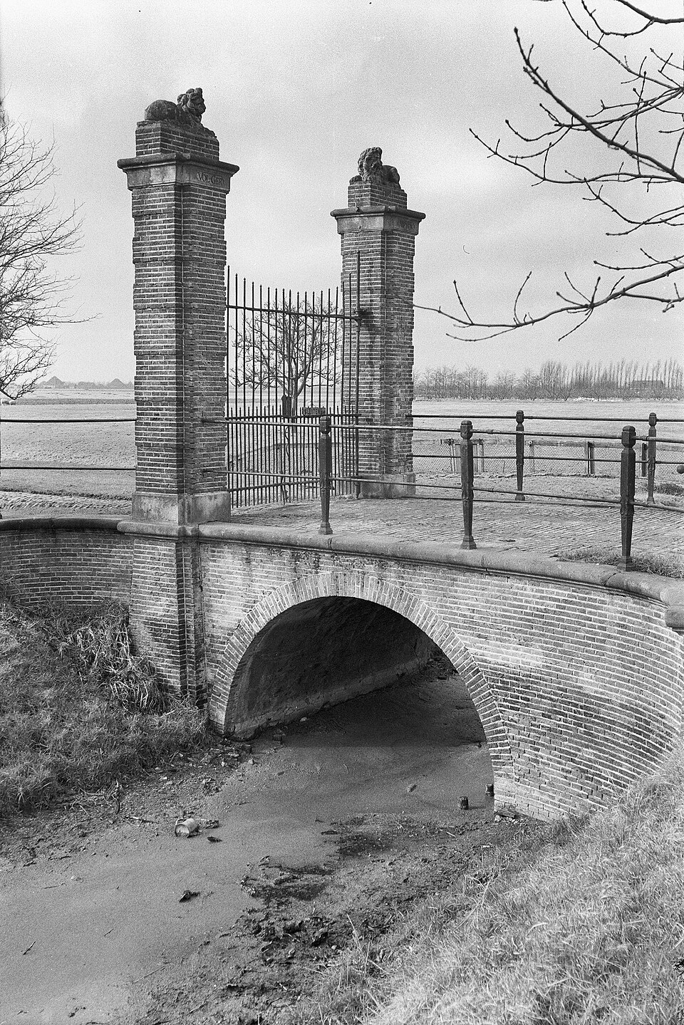 Historische foto uit 1959 van de boogbrug en hekpijlers van de verdwenen buitenplaats Volgerwijck