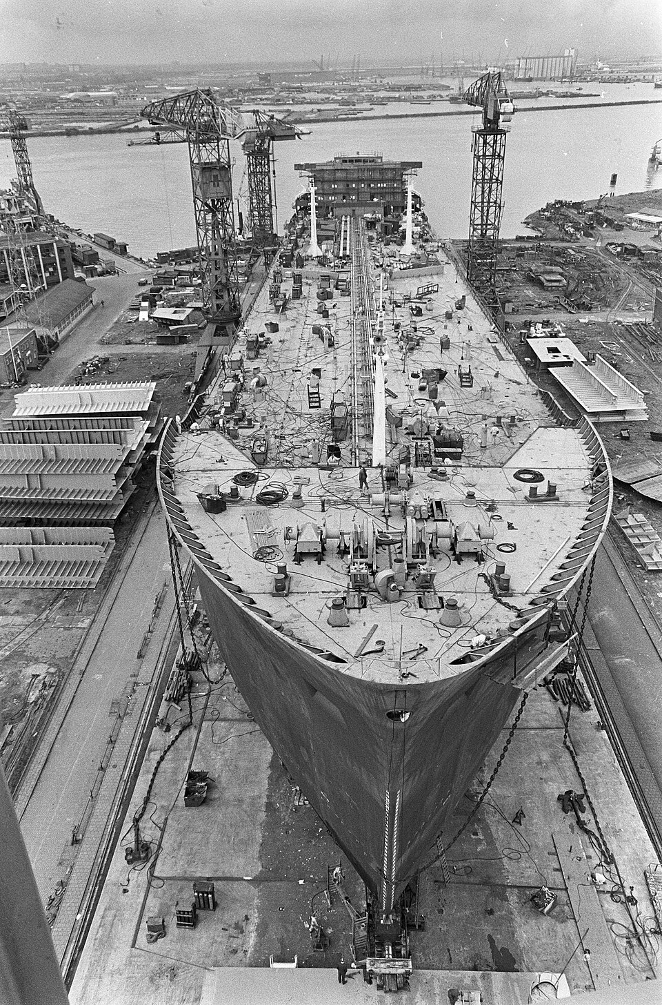 Motortanker Dione op helling 5 van de NDSM-werf in september 1966