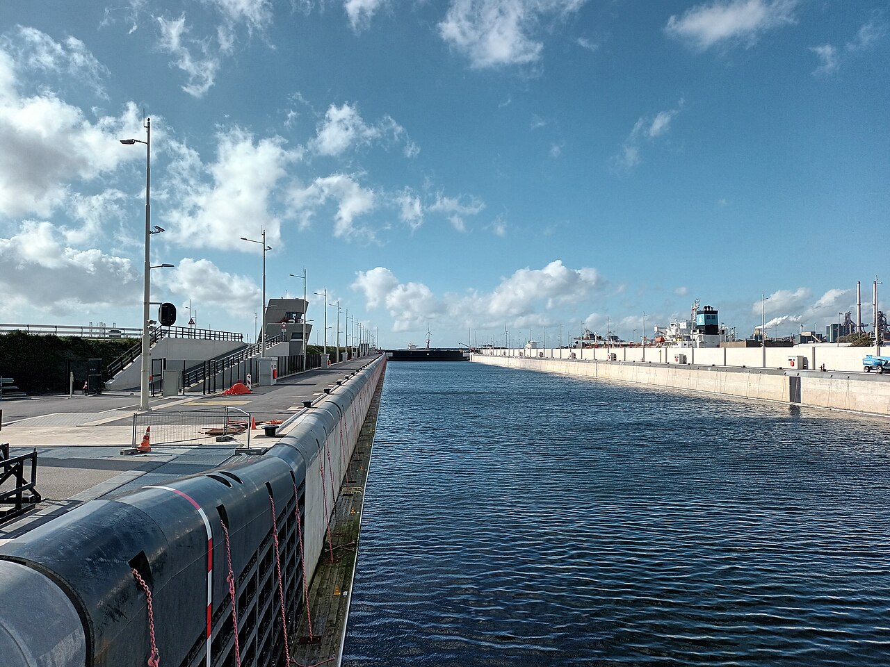 Nieuwe Zeesluis IJmuiden aan het Noordzeekanaal in Noord-Holland