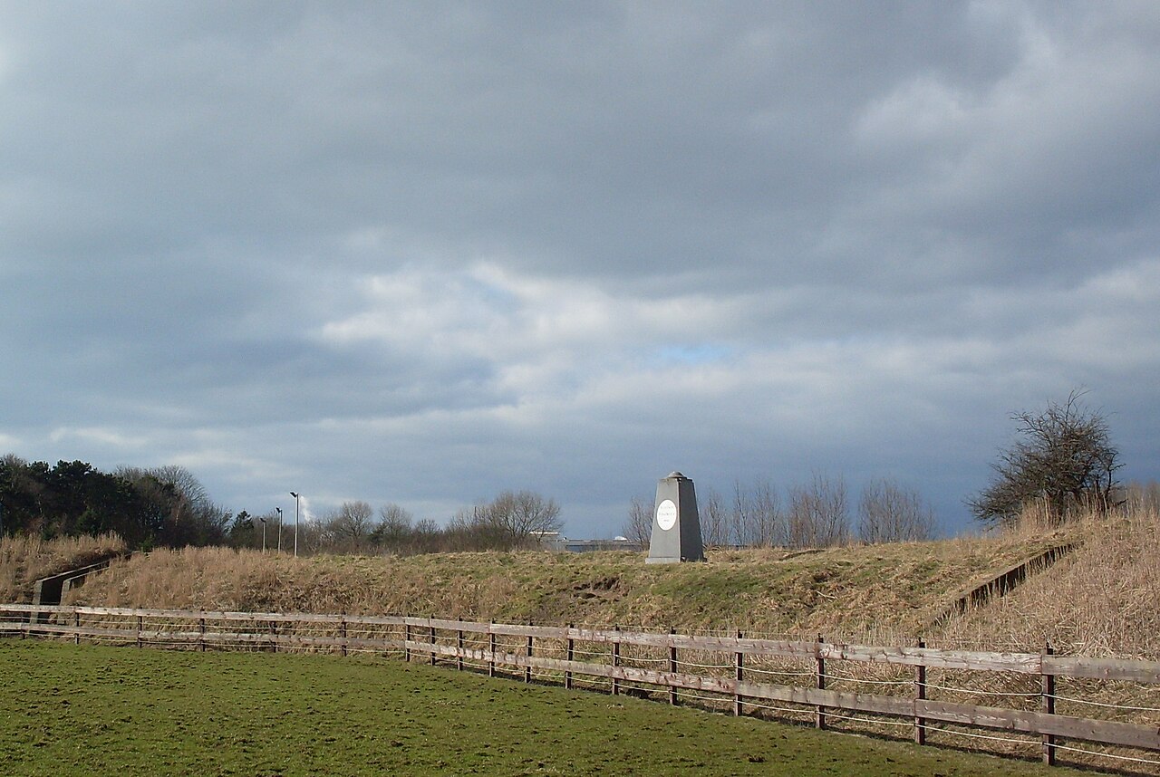 Obelisk op een lunet van de Linie van Beverwijk