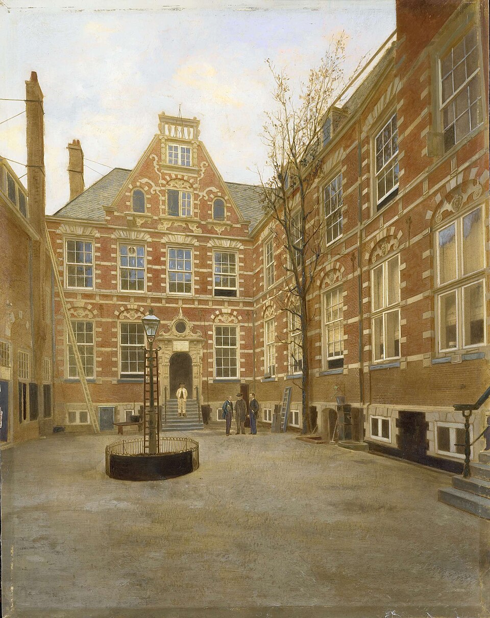 Geschilderde binnenplaats van het Oost-Indisch Huis in Amsterdam, gezien in de negentiende eeuw.