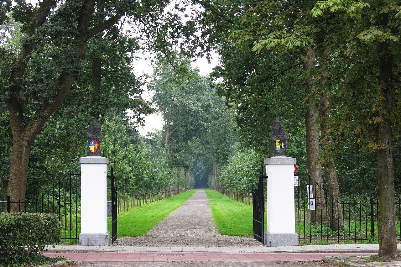 De oprijlaan van Landgoed Ter Coulster in Heiloo met de monumentale hekpijlers en bomenlaan