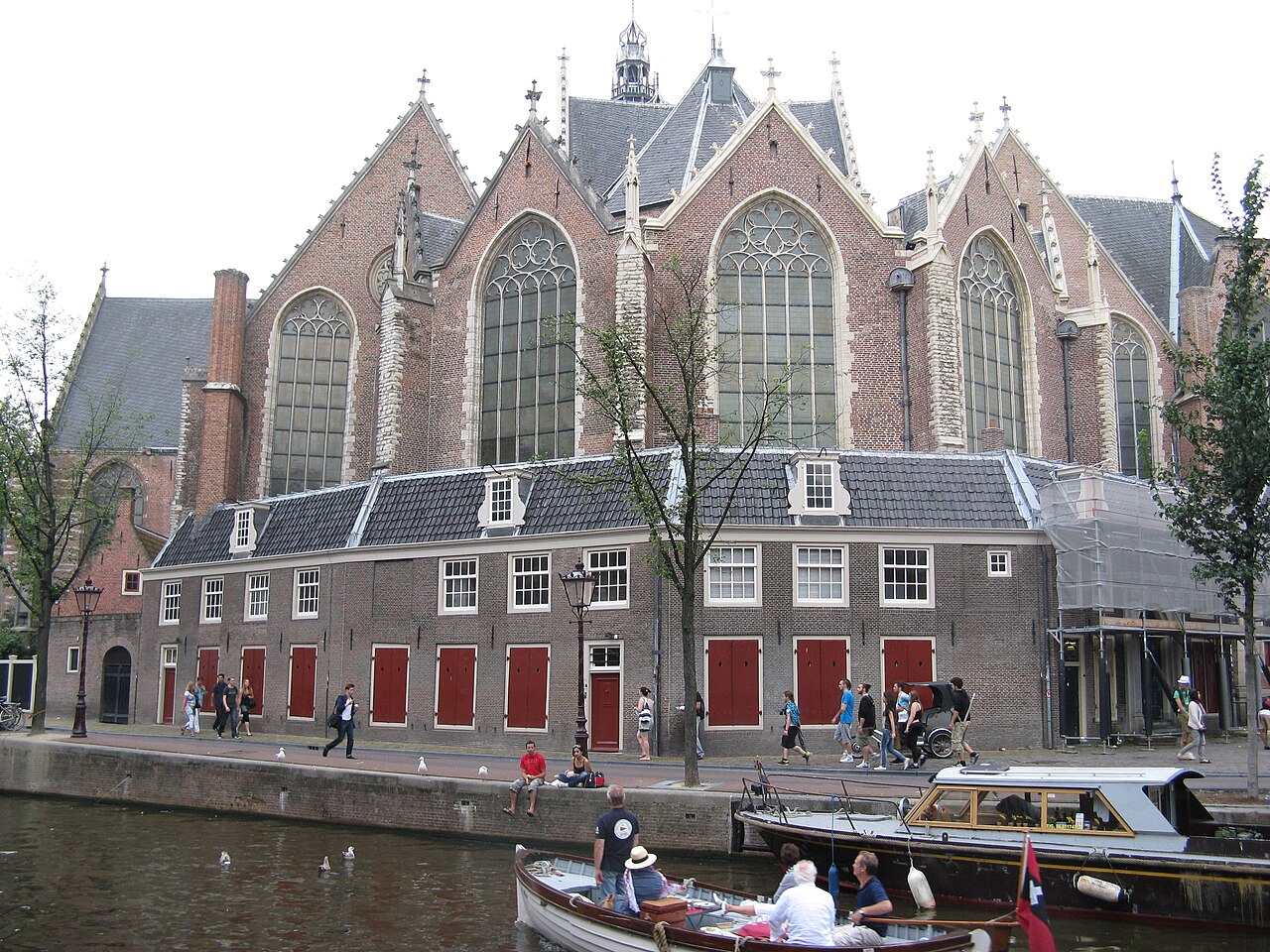 De Oude Kerk aan het Oudekerksplein in Amsterdam, gezien vanaf de buitenzijde