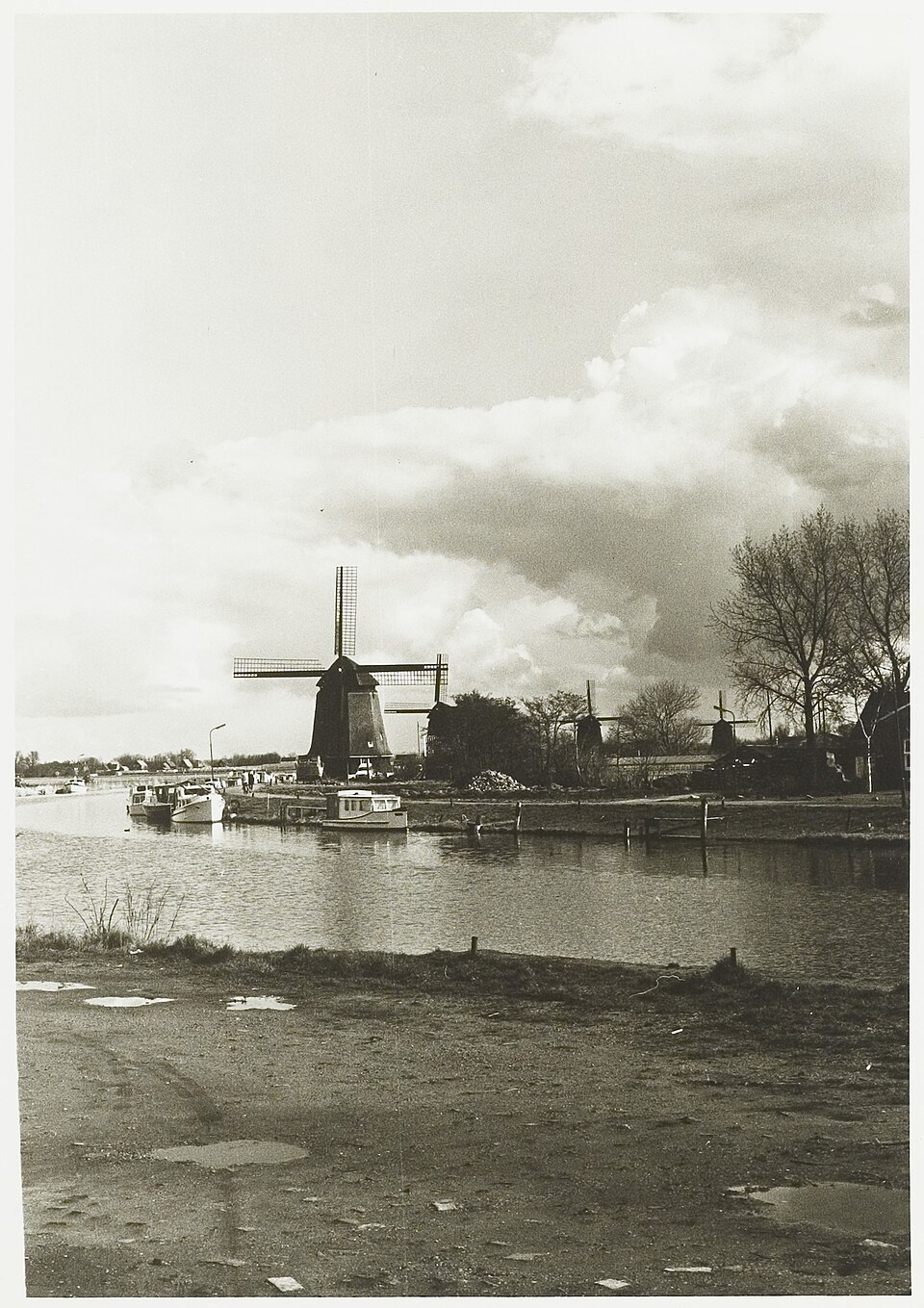 De Oudorperpolder bij Alkmaar met de Zeswielenmolens, weiland en water