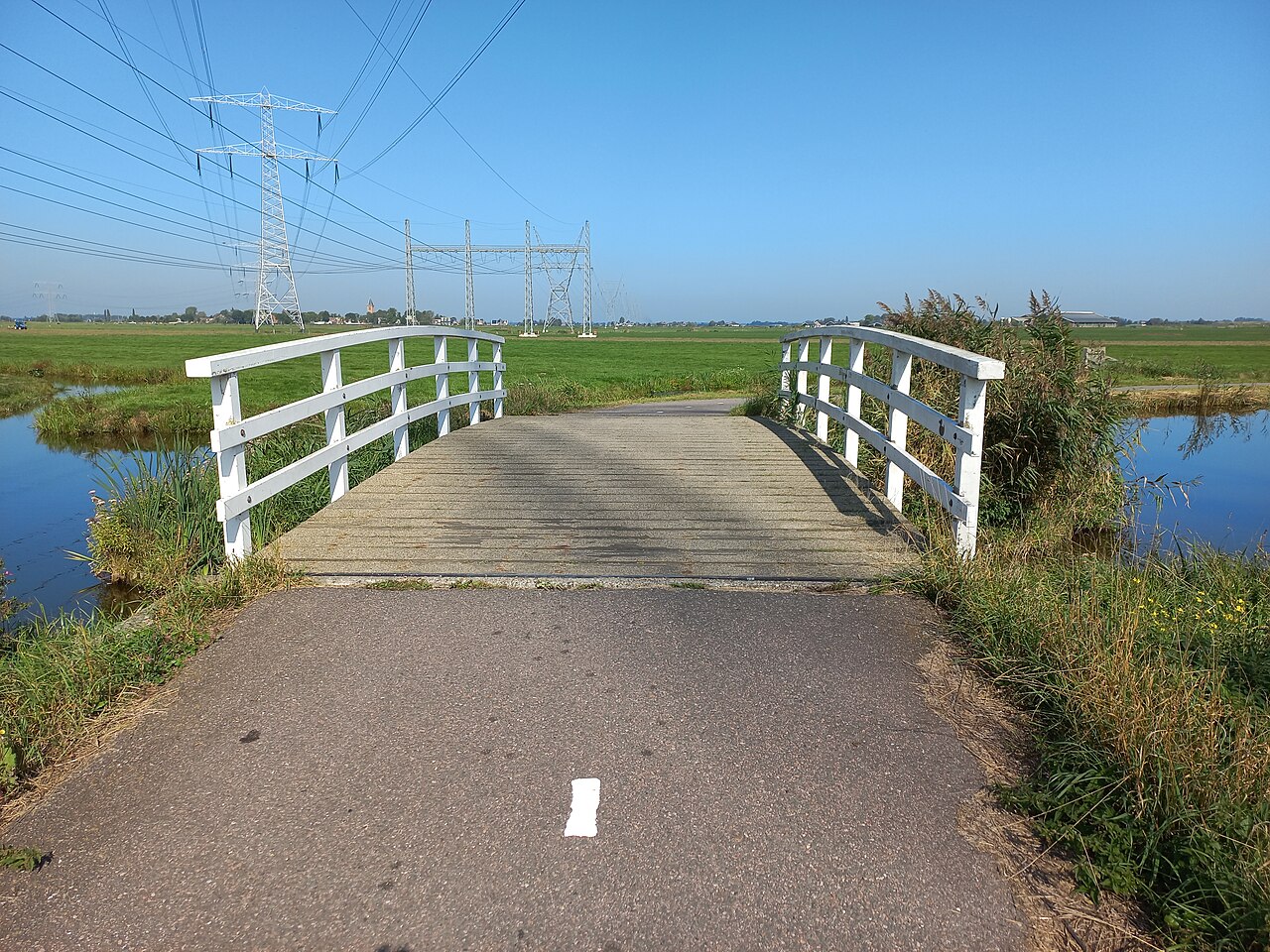 Brug 2108 bij de overgang van de Volendammerweg naar de Poppendammergouw in Amsterdam-Noord