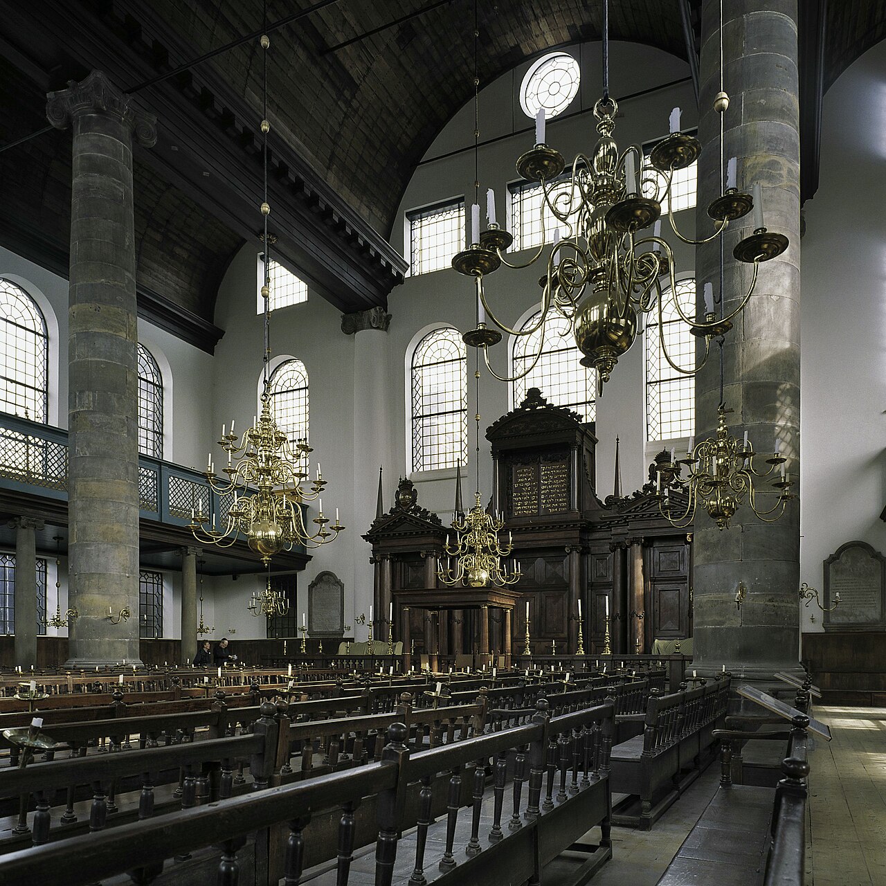 Interieur van de Portugese Synagoge in Amsterdam met houten tongewelf, koperen kaarsenkronen en hechal