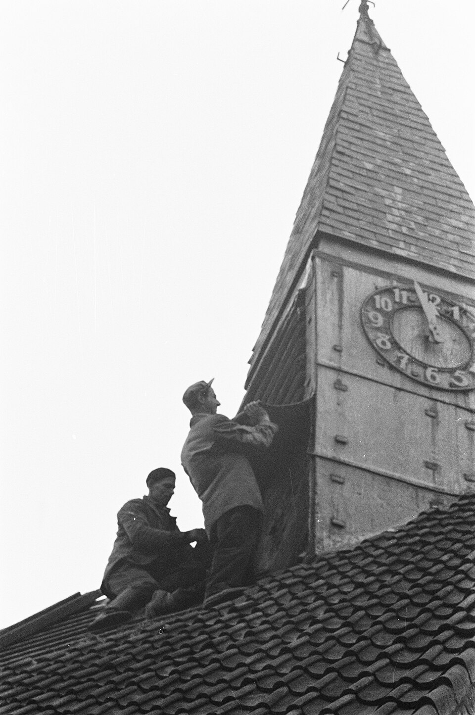 Sloop van de kerktoren van het dorp Rijk tijdens de uitbreiding van Schiphol in 1959