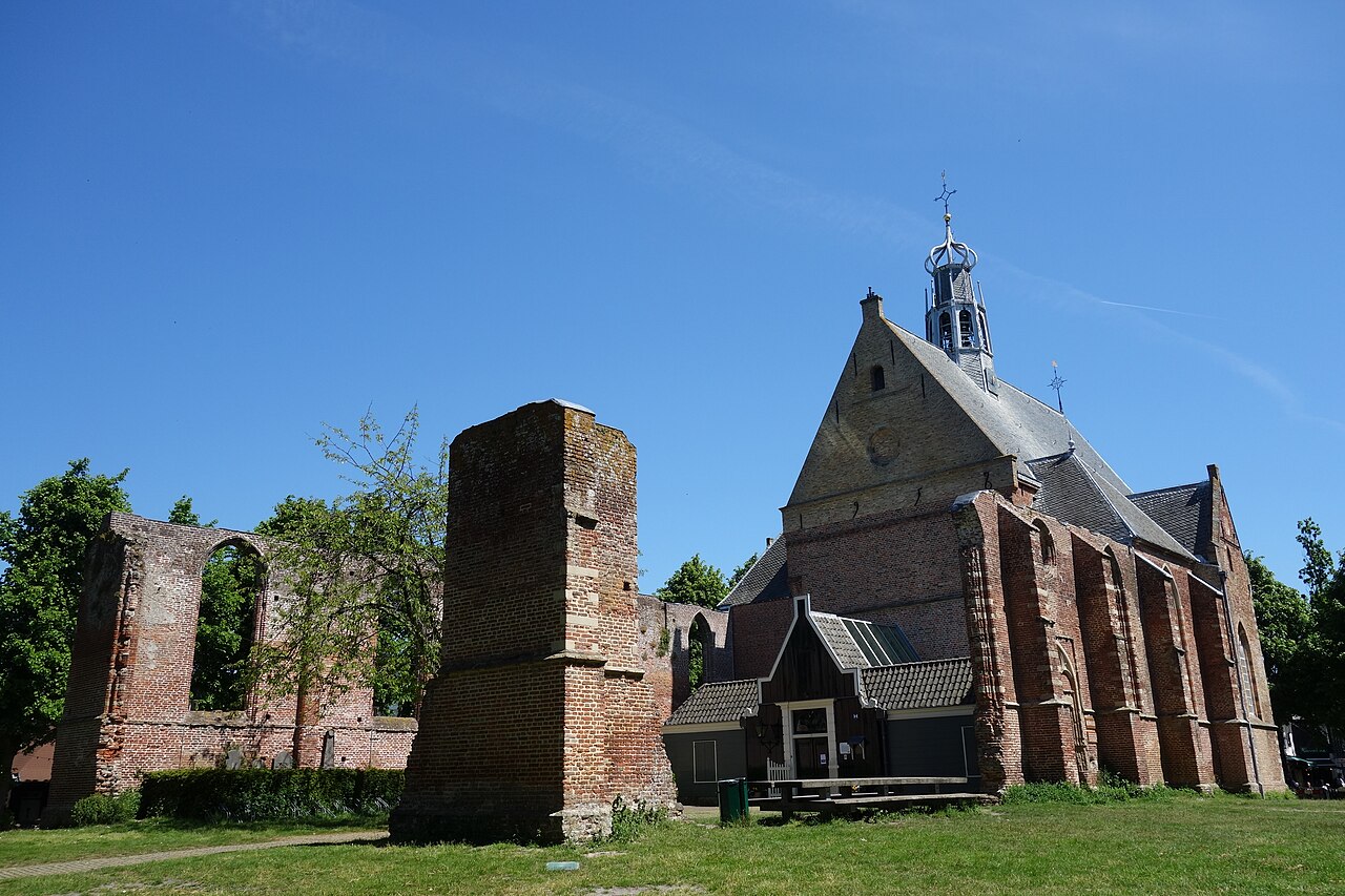 De Ruïnekerk in Bergen met het herstelde koor en de ruïnemuren van het verdwenen schip