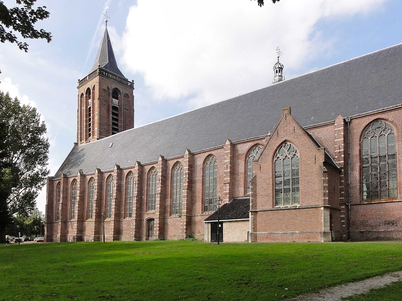 De Grote of Sint-Nicolaaskerk van Monnickendam gezien vanaf de buitenzijde