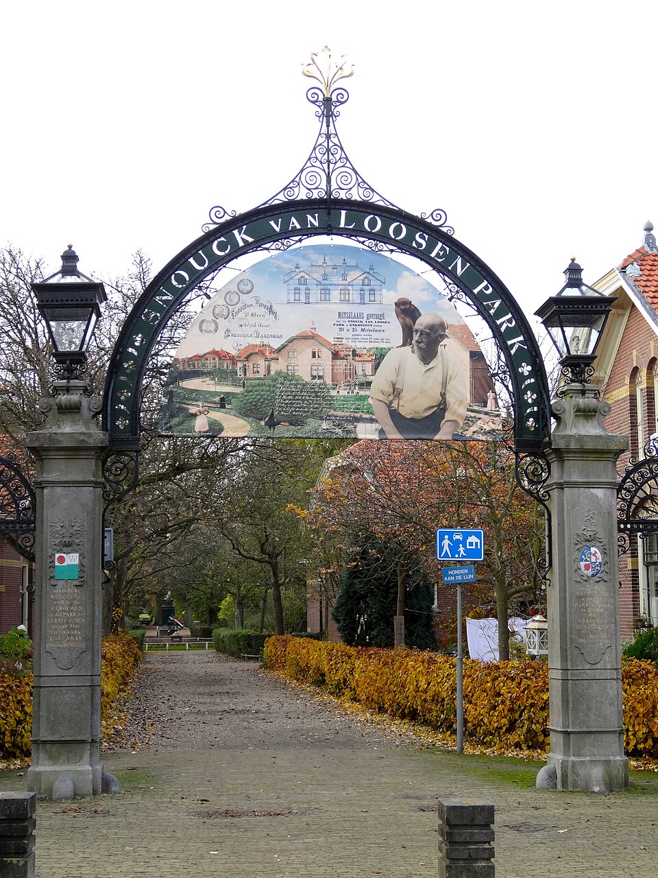 Toegangshek van het Snouck van Loosenpark in Enkhuizen