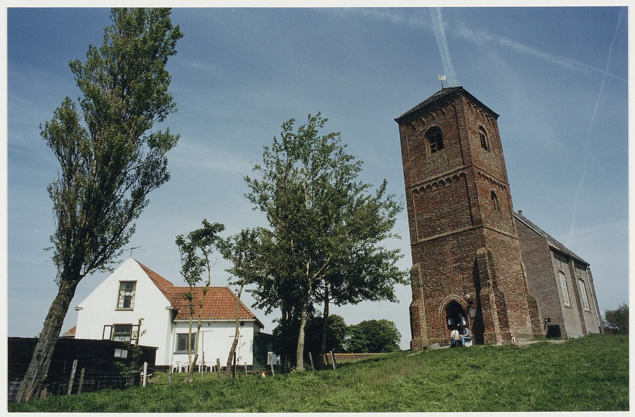 De Stompe Toren van Spaarnwoude met het bakstenen kerkje op de oude kerkplaats