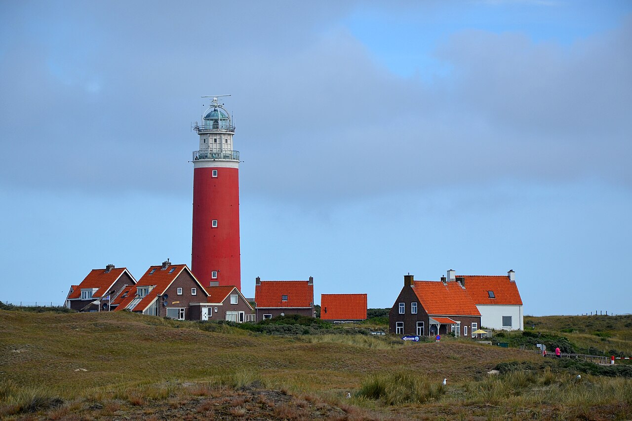 Vuurtoren Eierland op de noordpunt van Texel, gezien vanaf het omliggende duinlandschap.