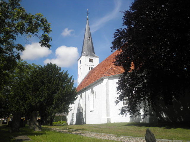 De Witte Kerk van Heiloo met toren en witte buitenmuren