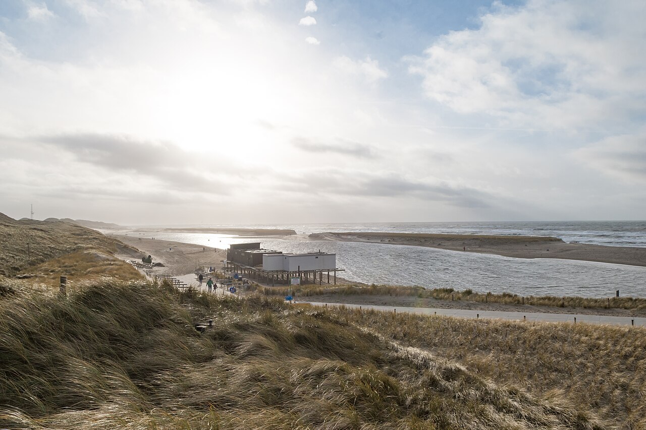 De lagune, het strand en de jonge Hondsbossche Duinen bij Camperduin