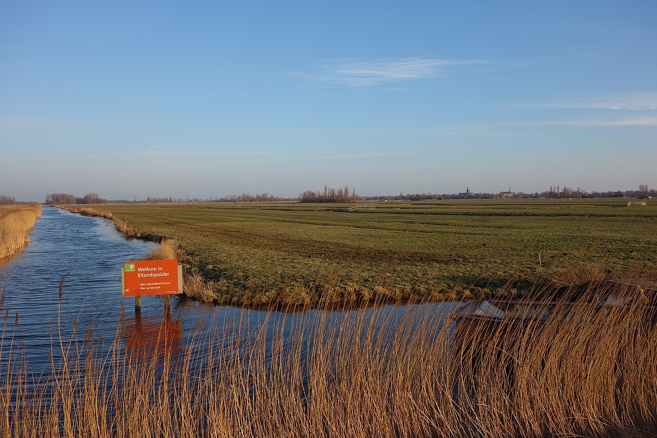 Open veenweidelandschap met sloten en graslanden in de Eilandspolder bij Noordeinde
