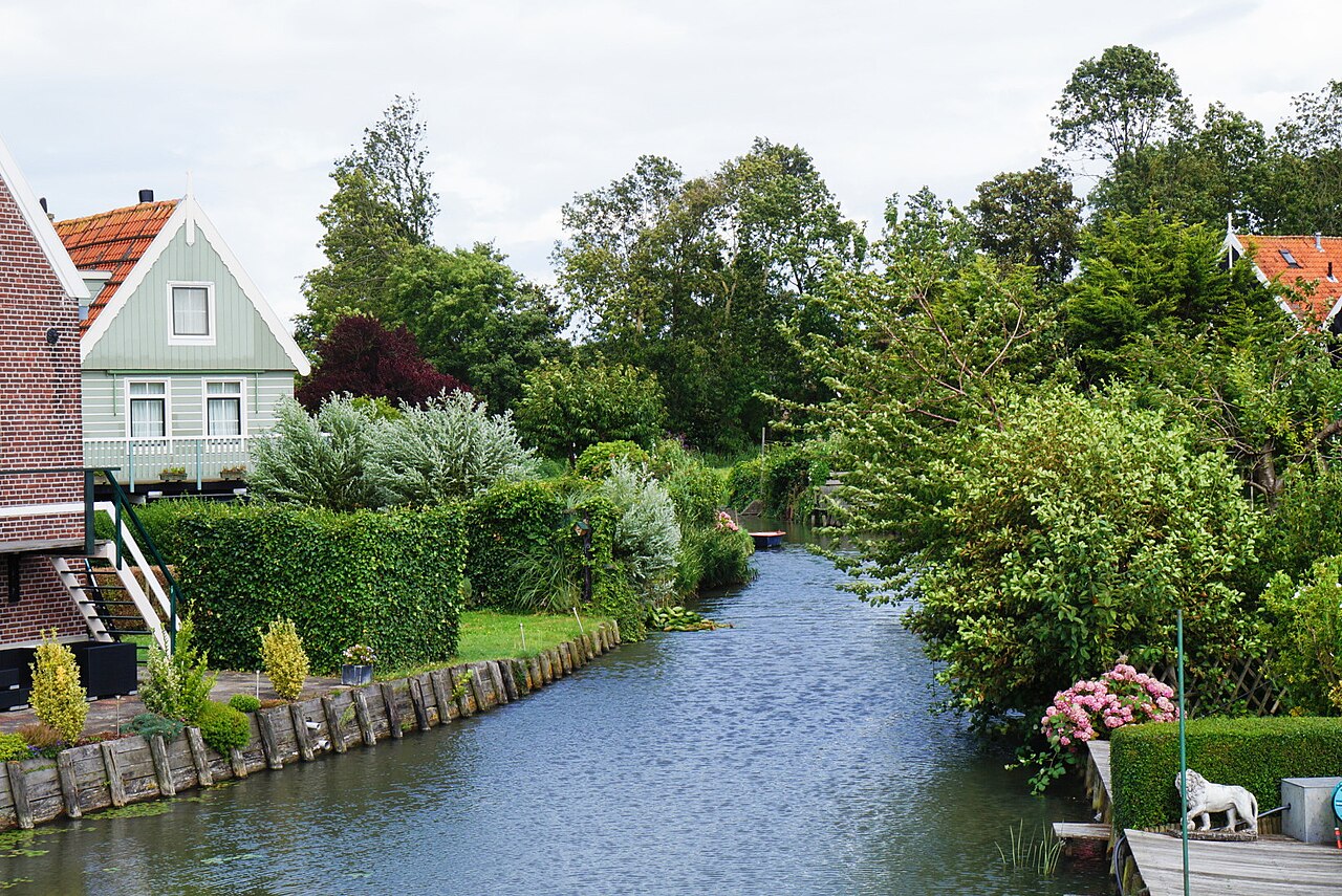 Groene houten huizen in een dichtbebouwde historische woonbuurt op Marken