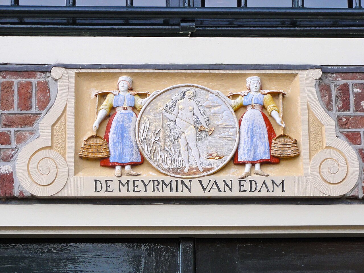 Gevelsteen met de Meermin van Edam aan het Jan Nieuwenhuizenplein 15 in Edam