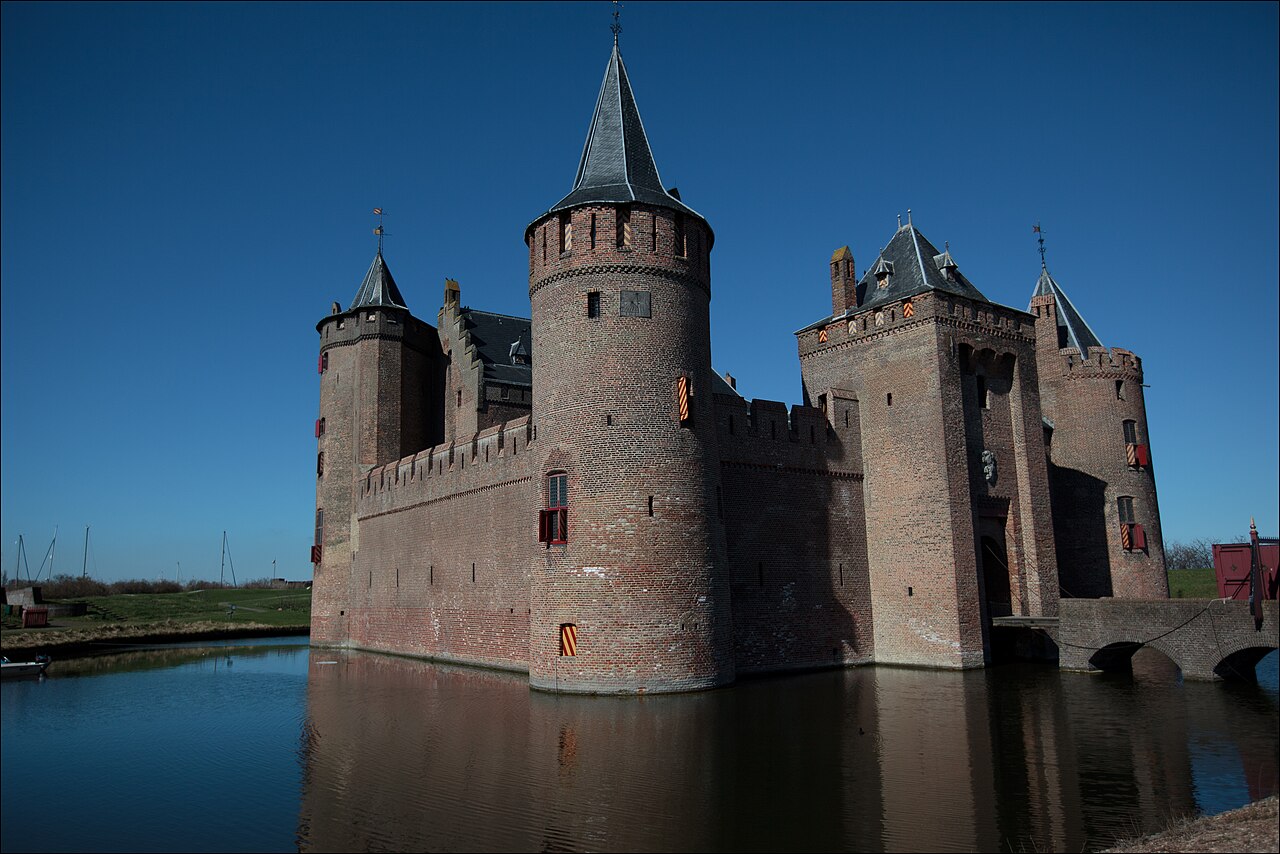 Het Muiderslot bij de monding van de Vecht in Muiden.
