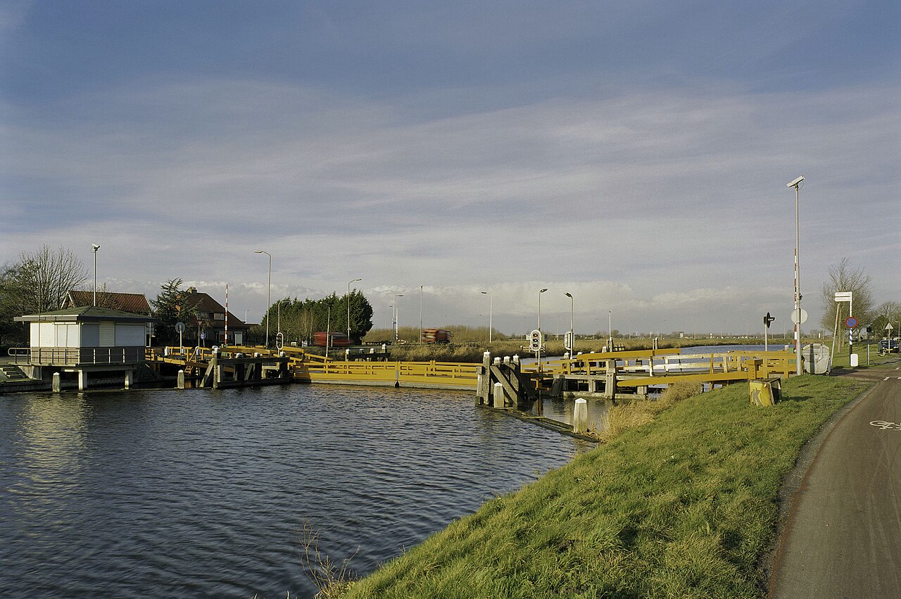 Het Noordhollandsch Kanaal gezien vanaf de brug bij Schoorldam