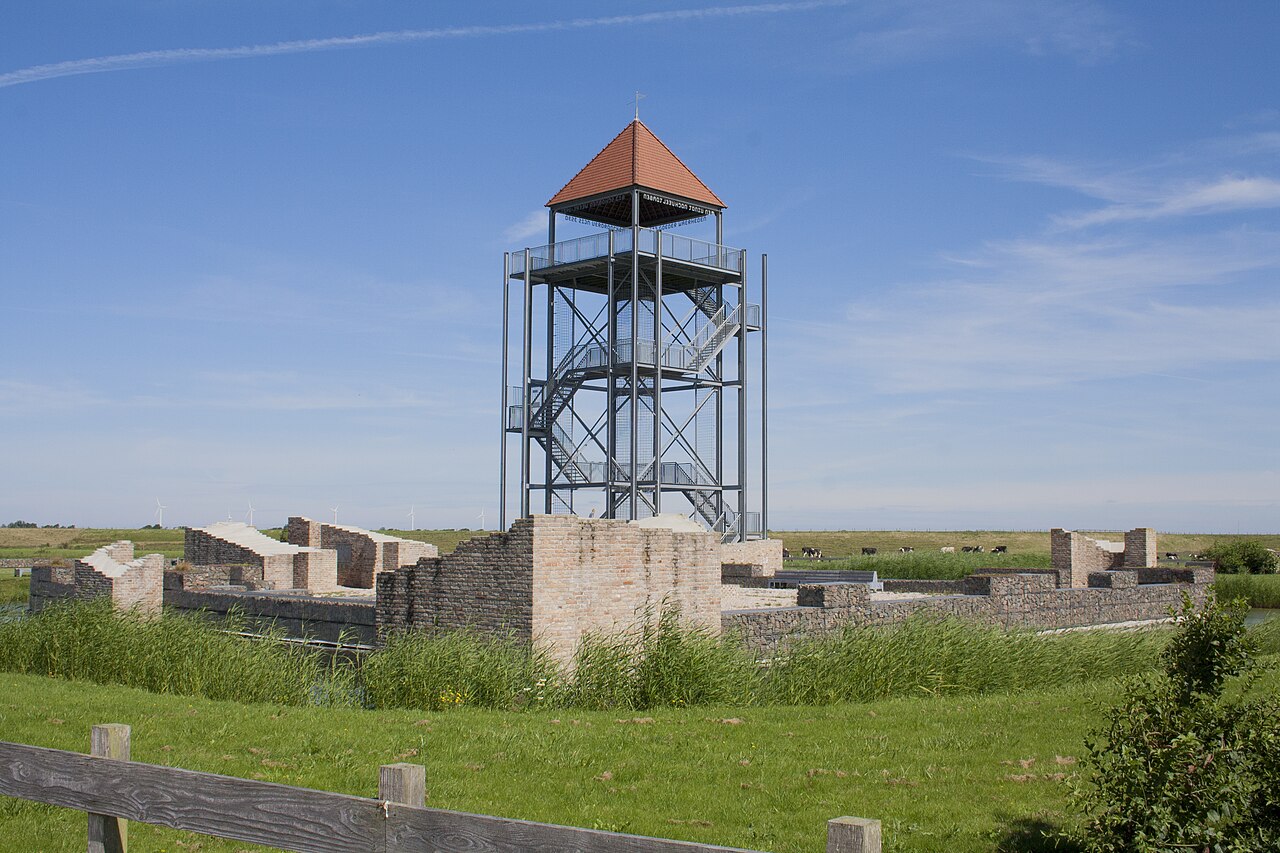 Huis te Nuwendoorn bij Krabbendam met zichtbare muurresten en moderne uitkijktoren.