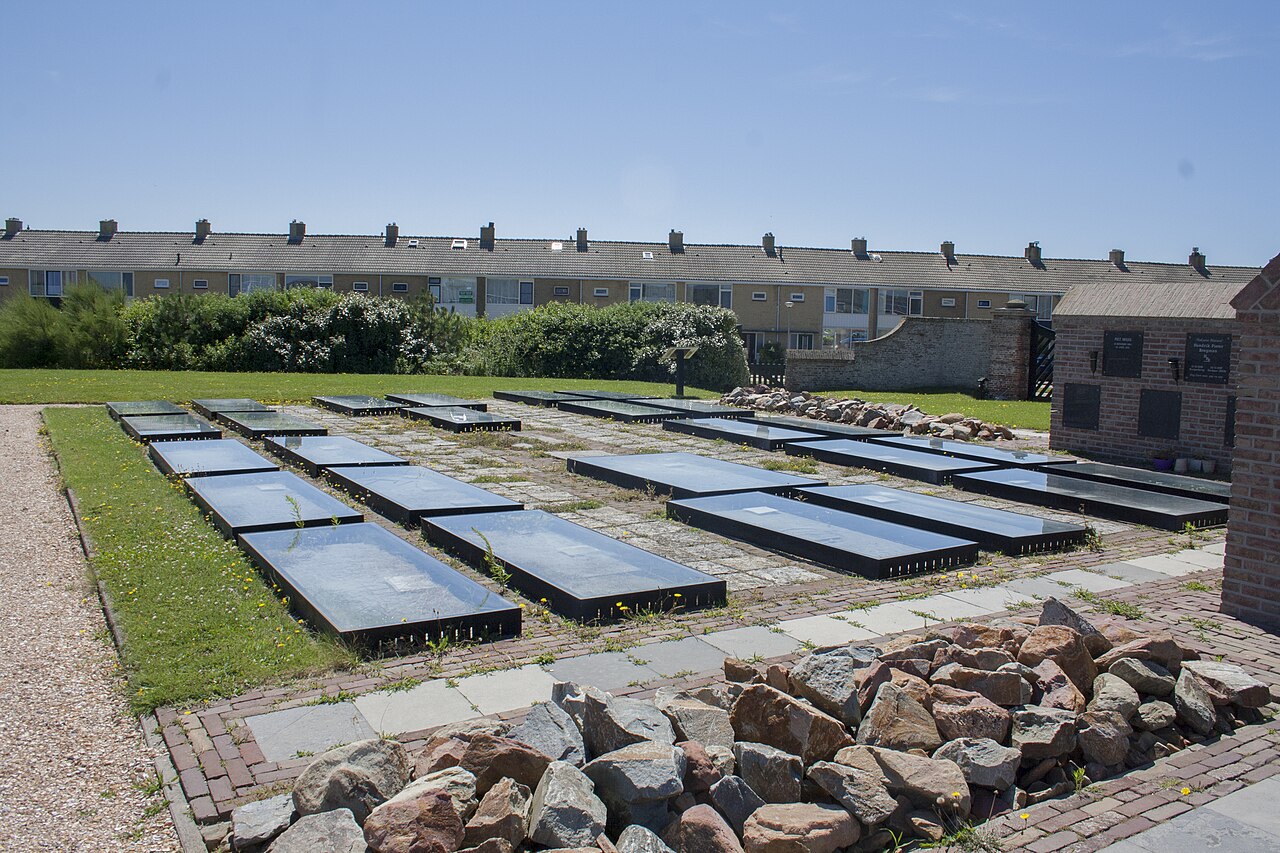 Historische grafzerken uit de in 1944 gesloopte Hervormde kerk van Petten