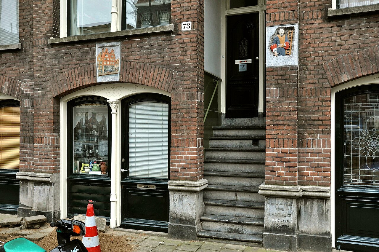 Gevelstenen van het Fort van Sjako aan de Elandsgracht in Amsterdam