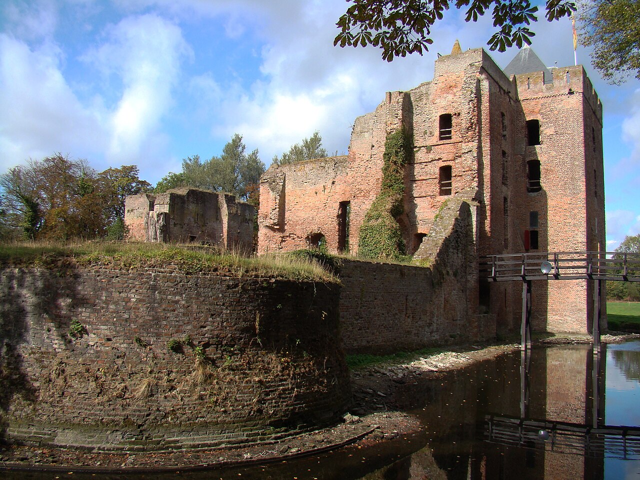 Ruïne van kasteel Brederode bij Santpoort-Zuid, met bakstenen muren en slotgracht