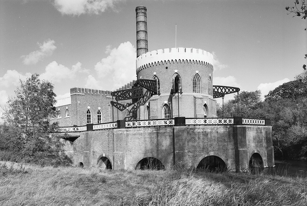 Exterieur van stoomgemaal De Cruquius aan de Ringvaart van de Haarlemmermeerpolder.