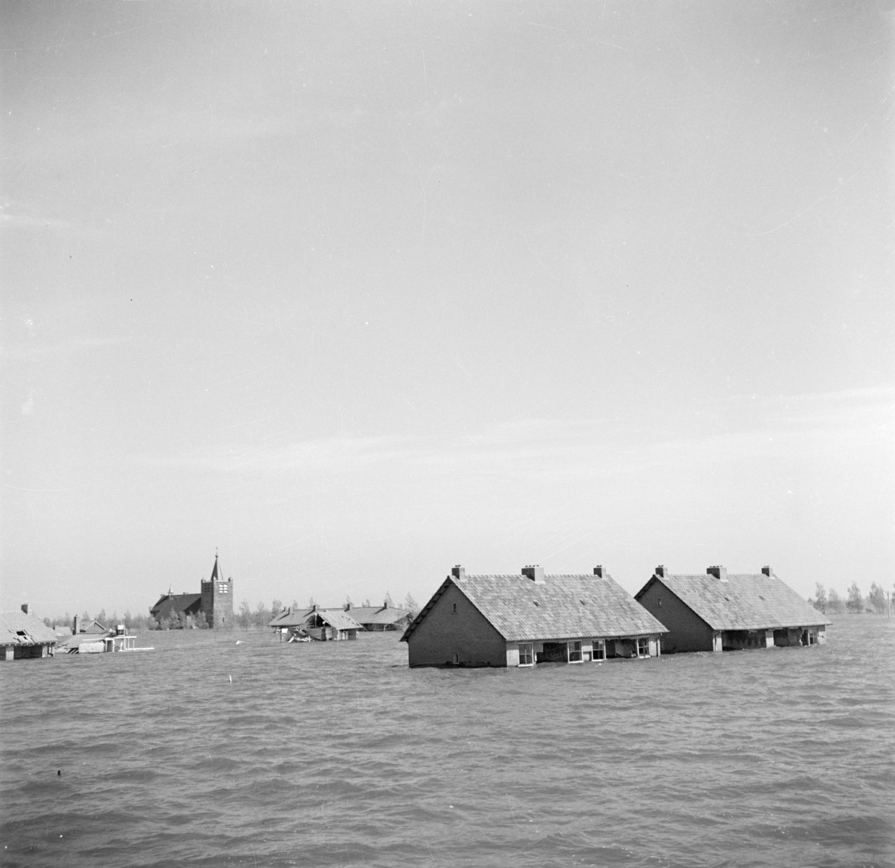 Ondergelopen straten en woningen in Wieringerwerf na de inundatie van april 1945