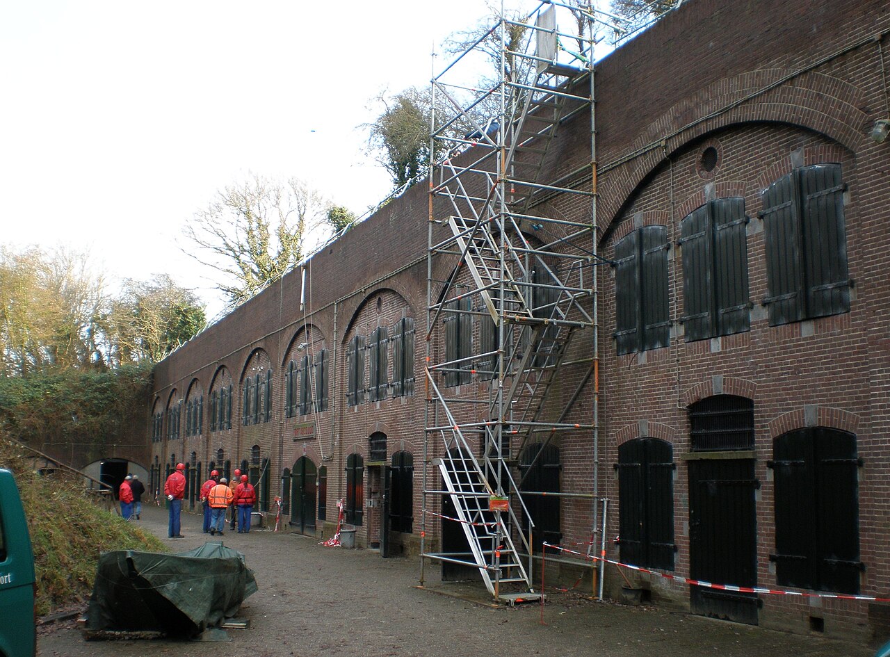 Fort bij Abcoude met aardwerken, fortgracht en bomvrije gebouwen.